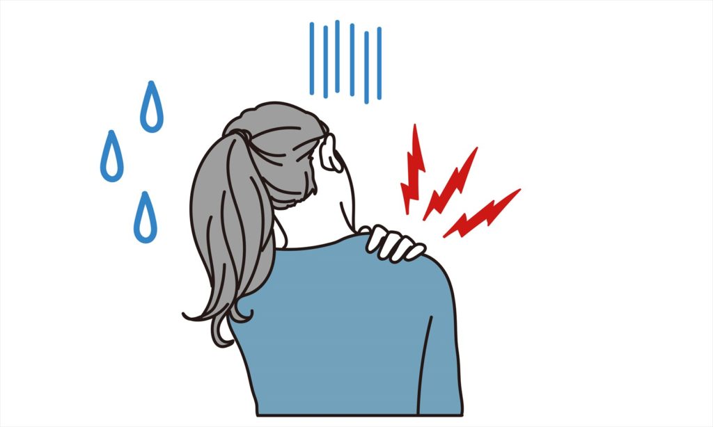 肩を触る女性