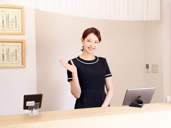 女性受付スタッフ